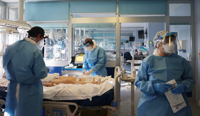 Nuovo record contagi, sono 220.532. Le vittime 294