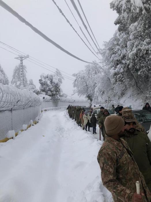 Pakistan: 21 i morti congelati in auto intrappolate nella neve