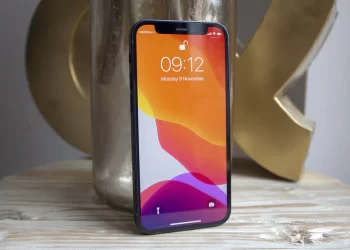 Allarme Iss ai possessori di iPhone 12: “Tenuto vicino al cuore può disattivare il pacemaker”