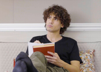 Arriva online il trailer ufficiale di “Scrivimi per Sbaglio”, la prima opera cinematografica di Giuseppe de Candia, giovane cantautore che stavolta veste i panni di regista