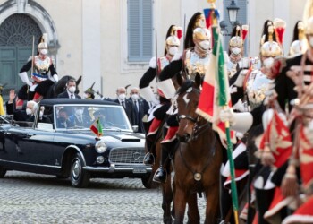 Lancia Flaminia: Mattarella torna al Quirinale dopo il giuramento, a bordo dell’auto presidenziale
