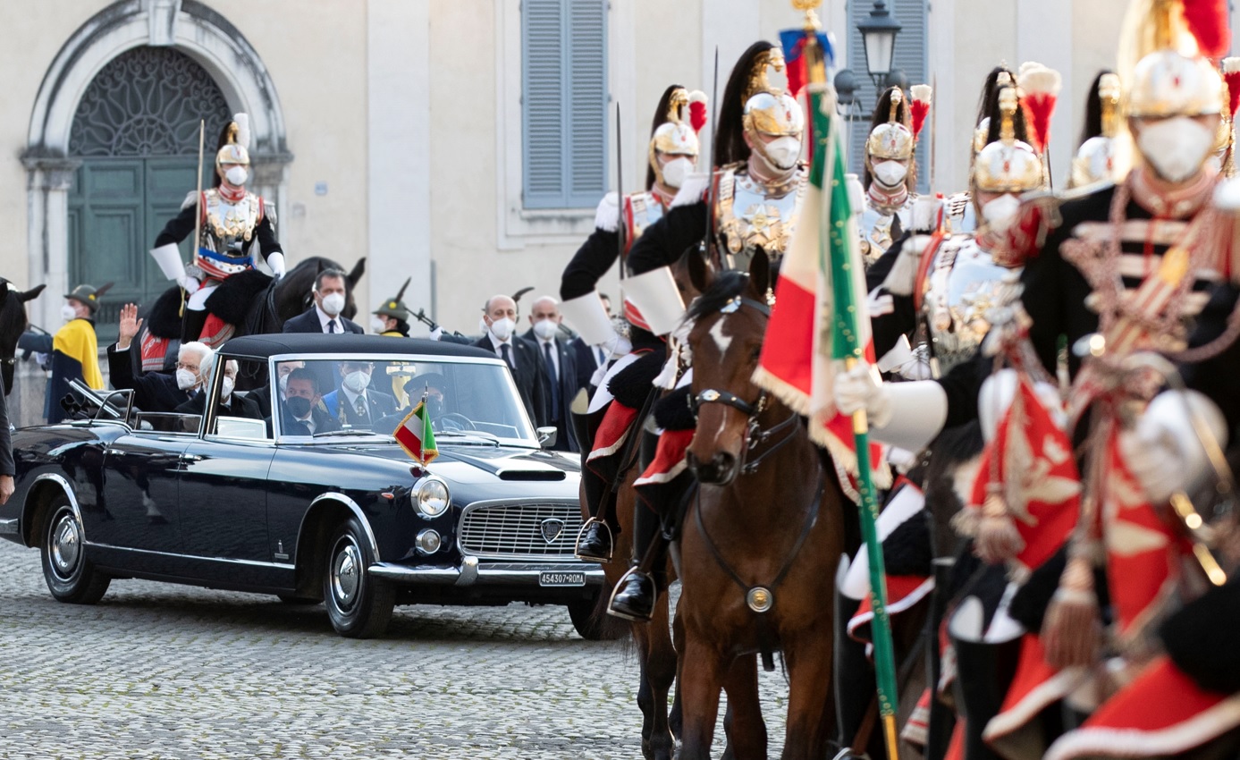 Lancia Flaminia: Mattarella torna al Quirinale dopo il giuramento, a bordo dell’auto presidenziale