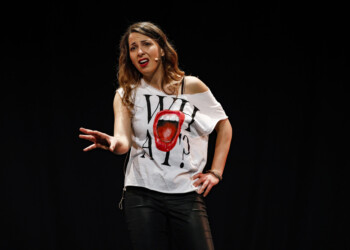Chiara Becchimanzi in “Terapia di Gruppo”, la nuova comedy femminile italiana per ridere sulla psiche umana dopo due anni di pandemia