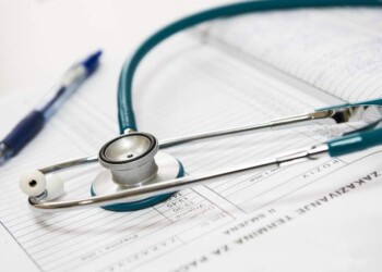 Coloro che soffrono di insufficienza cardiaca riferiscono spesso un sintomo noto come ortopnea, caratterizzato da mancanza di respiro