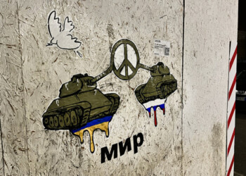 la Street Artist Laika è tornata ad attaccare sui muri della capitale una nuova opera sulla complicata situazione in Ucraina,