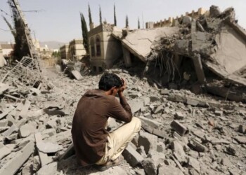 La coalizione guidata dal regime saudita ha continuato i suoi indiscriminati attacchi aerei contro la popolazione inerme dello Yemen.