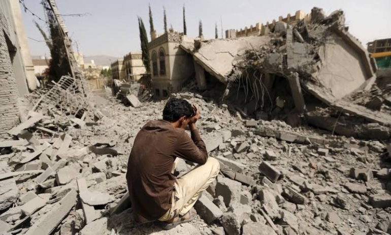 La coalizione guidata dal regime saudita ha continuato i suoi indiscriminati attacchi aerei contro la popolazione inerme dello Yemen.