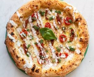 Ammuina è una margherita vestita a festa con l’aggiunta di fiordilatte di Agerola, pomodori dried e semi dried, perlage di pesto,