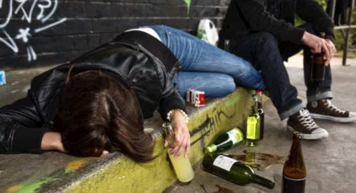 L'abuso di alcol (o Binge Drinking) è un fenomeno che negli ultimi anni interessa sempre più giovani e adolescenti tra gli 11 e i 17 anni. Motivazione principale è il tentativo di facilitare l'integrazione nel gruppo dei pari tramite la percezione di essere maggiormente disinibiti e loquaci.