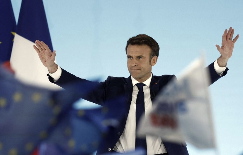 Boato di gioia in un tripudio di bandiere francesi ed europee allo Champ-de-Mars, sotto alla Tour Eiffel, all'annuncio della vittoria di Emmanuel Macron