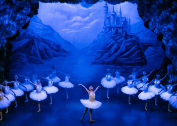 Vicenza: viene cancellato “Il lago dei cigni”. Il motivo? Il compositore è il russo Petr Cajkovskij.