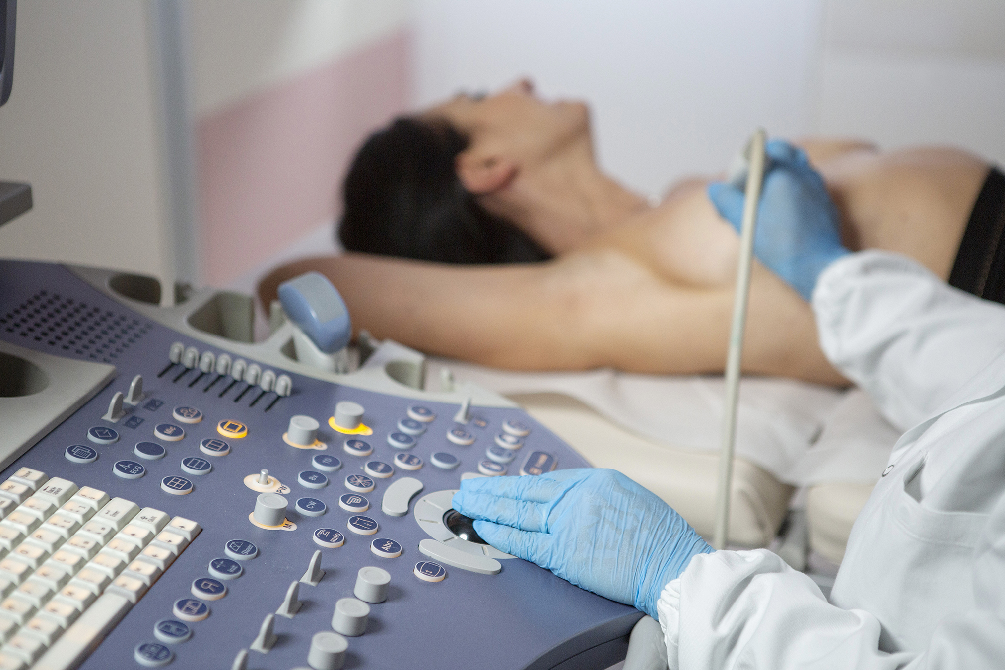 Fibroadenoma mammario: primo intervento nel Lazio con la chirurgia senza tagli che “congela” il nodulo con azoto a -196°