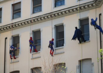 Supereroi si calano sulla facciata della clinica De Marchi per consegnare 100 uova di Pasqua ai bambini ricoverati