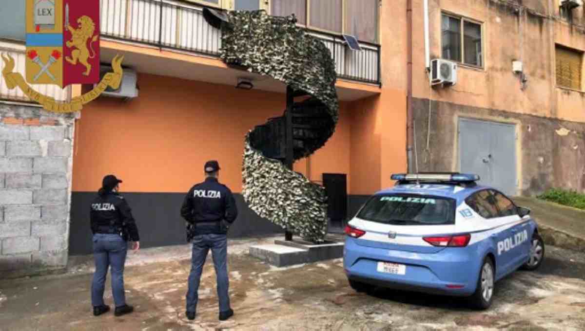 Litiga con i condomini che volevano costruire un’ascensore e si fa costruire una scala abusiva