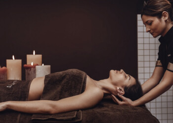 Sempre più donne dicono “no” agli interventi invasivi della chirurgia plastica, scegliendo metodi naturali in armonia con il proprio corpo