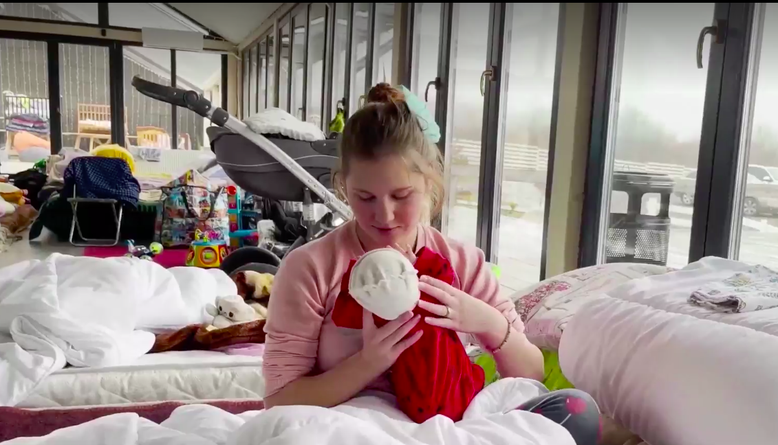 Ucraina, la storia di Vladislava, mamma 17enne in fuga dal Donbass