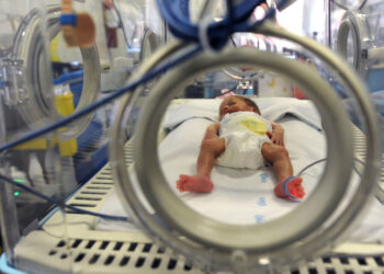 Dopo il coma la madre abbraccia per la prima volta la figlia piccola