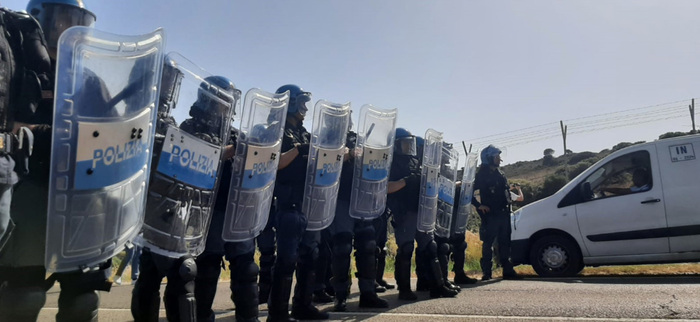 Esercitazioni Nato in Sardegna, tranciate reti base militare