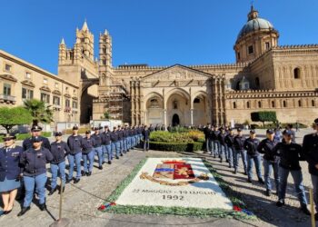 Falcone: infiorata davanti alla cattedrale a Palermo