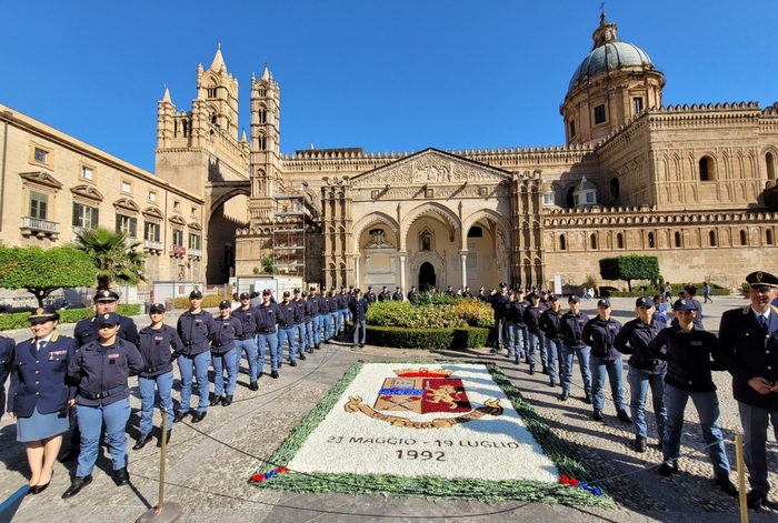 Falcone: infiorata davanti alla cattedrale a Palermo