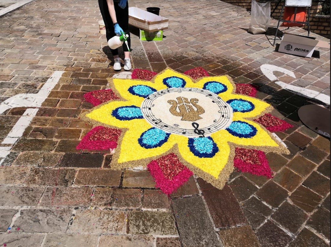 Corpus Domini, a Castelraimondo con l’Infiorata è tripudio di colori e profumi