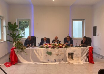 “L’UTILE IDIOTA – La cultura nel tempo dell’oclocrazia” di Antimo Cesaro