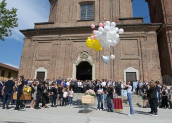 Madre e figlia uccise: in centinaia ai funerali a Samarate