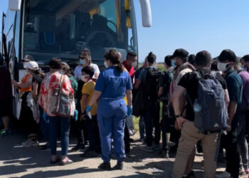 Migranti: sbarco a Crotone, in cento trovati su una spiaggia