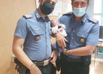 Neonato con cordone ombelicale lasciato in cesta a Catania