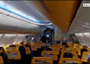 Steward saluta in sardo su volo Ryanair, applausi e risate
