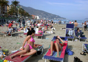 Turismo: in Liguria prova d’estate, primi bagni