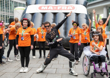 ‘Mototerapia’ nella piazza della regione, show esaltante che regala momenti unici a bambini fragili