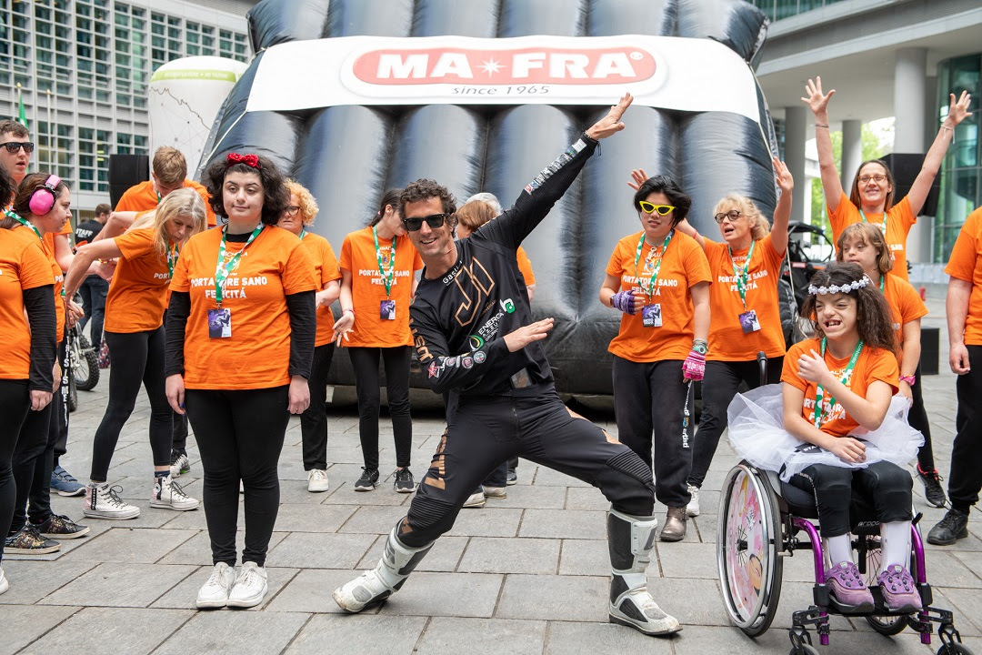 ‘Mototerapia’ nella piazza della regione, show esaltante che regala momenti unici a bambini fragili