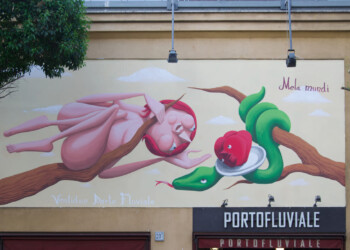 La storia del mondo attraverso gli occhi di una mela nel nuovo eco-murales di Roma