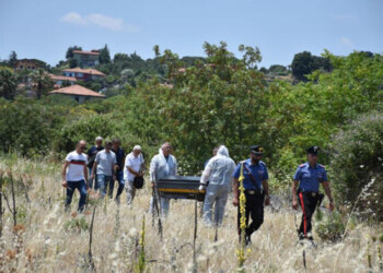 Elena Del Pozzo, la procura: “Uccisa in casa al ritorno dall’asilo il corpo coperto con terra e cenere lavica”.
