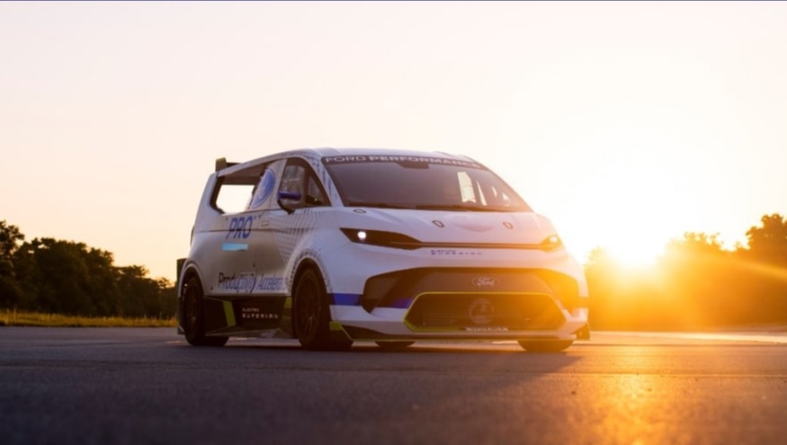 Ford Pro Electric SuperVan: superpotenza da 2.000 Cv e un design estremo
