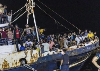 Attualmente vi sono oltre 800 migranti a fronte di una capienza di appena 350 posti. Si prepara un’estate drammatica con migliaia di arrivi.