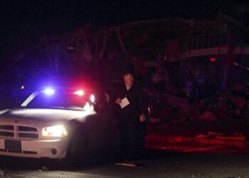 Trova arma carica incustodita, bimbo di 2 anni spara al padre