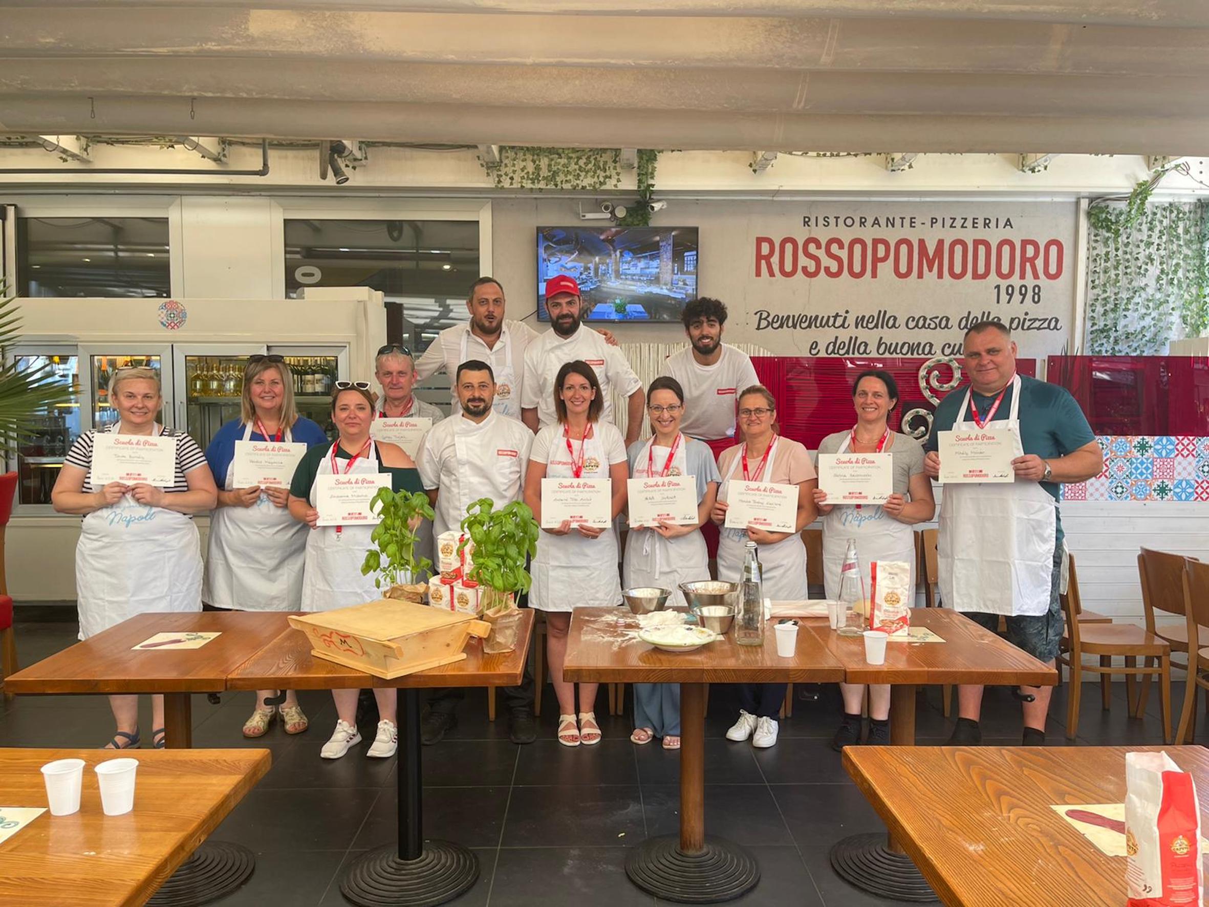 La pizza napoletana gemella Rimini alla città ungherese di Szarvas: nove docenti alla scuola di Rossopomodoro