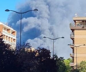 Roma brucia, e non solo per le temperature. Ennesimo e vasto incendio di questa estate torrida