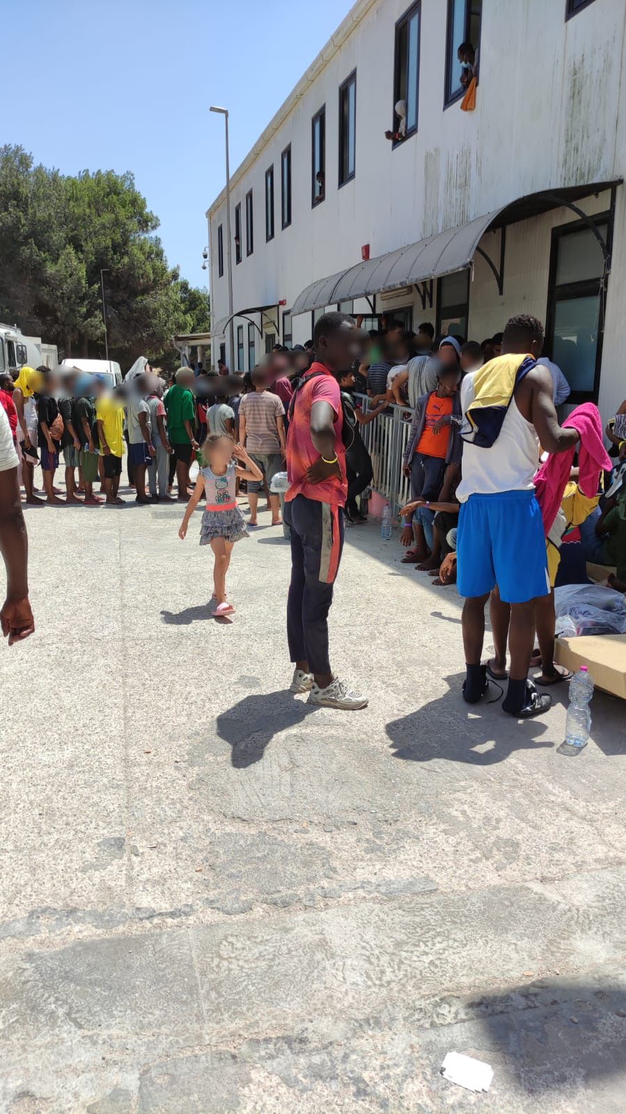 Immigrazione, Fsp: “A Lampedusa si lavora senza mediatori culturali e in condizioni insostenibili”