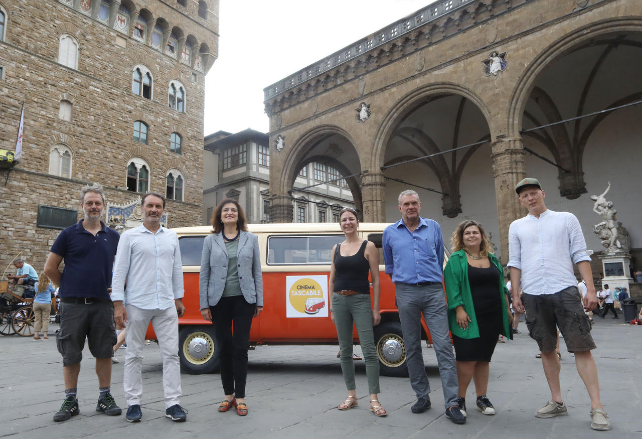 Torna l’amato furgoncino di Cinema Tascabile che porta il cinema sotto casa nei quartieri periferici
