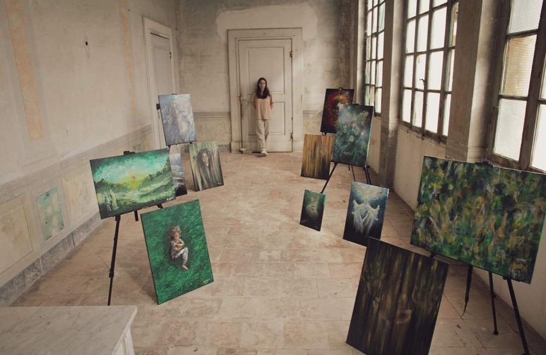 La rivelazione dell’arte dell’inconscio. Mishan e il suo vernissage sull’arte mistica in mostra a Sulmona