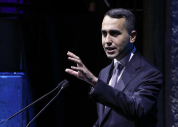 Di Maio: “Le destre bruceranno i risparmi degli italiani”