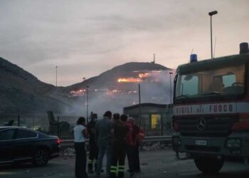 Incendi: a Palermo brucia anche la discarica di Bellolampo