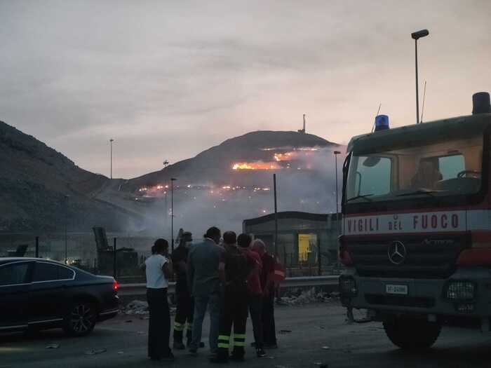 Incendi: a Palermo brucia anche la discarica di Bellolampo