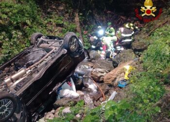 Incidenti stradali: precipitano per 20 metri con auto, salvi