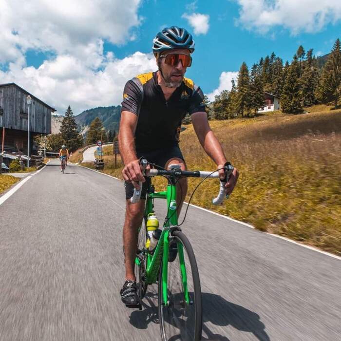 La sfida di Omar, 1.100km in bici contro la cistinosi renale