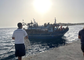 Migranti: 11 sbarchi in meno di un’ora a Lampedusa, 200 persone