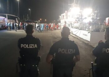 Migranti: fermati 3 scafisti per sbarco 21 agosto a Crotone